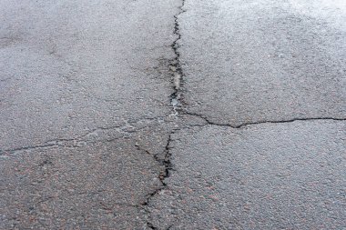 Yağmurdan sonra asfaltta bir delik, ilkbahardan sonra yolda bir çukur..