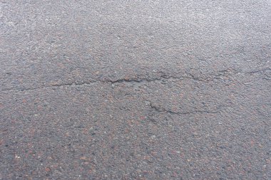 Yağmurdan sonra asfaltta bir delik, ilkbahardan sonra yolda bir çukur..