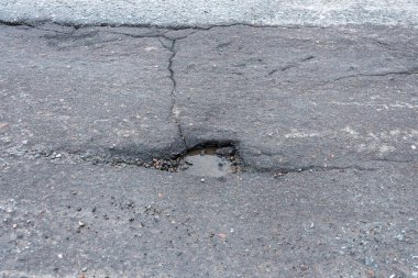 Yağmurdan sonra asfaltta bir delik, ilkbahardan sonra yolda bir çukur..