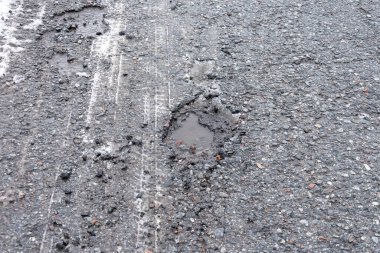 Yağmurdan sonra asfaltta bir delik, ilkbahardan sonra yolda bir çukur..