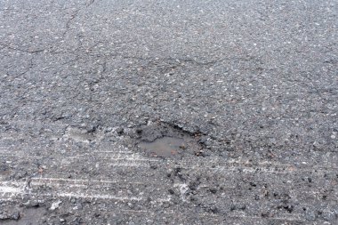 Yağmurdan sonra asfaltta bir delik, ilkbahardan sonra yolda bir çukur..