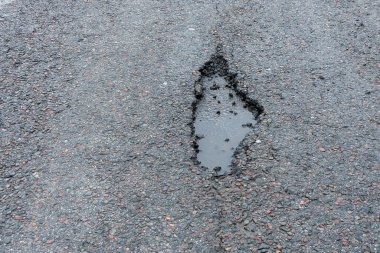 Yağmurdan sonra asfaltta bir delik, ilkbahardan sonra yolda bir çukur..