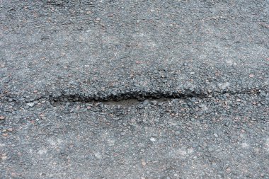 Yağmurdan sonra asfaltta bir delik, ilkbahardan sonra yolda bir çukur..