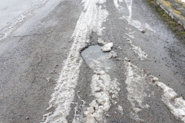 Yağmurdan sonra asfaltta bir delik, ilkbahardan sonra yolda bir çukur..