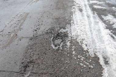 Yağmurdan sonra asfaltta bir delik, ilkbahardan sonra yolda bir çukur..