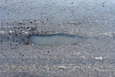 Yağmurdan sonra asfaltta bir delik, ilkbahardan sonra yolda bir çukur..