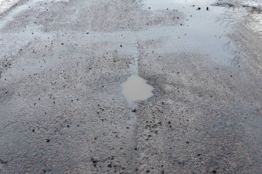 Yağmurdan sonra asfaltta bir delik, ilkbahardan sonra yolda bir çukur..