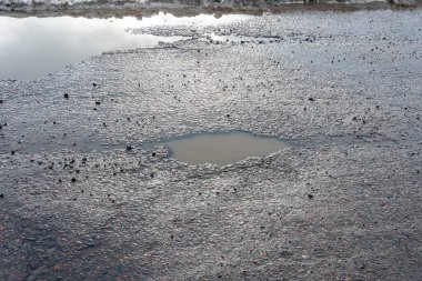Yağmurdan sonra asfaltta bir delik, ilkbahardan sonra yolda bir çukur..