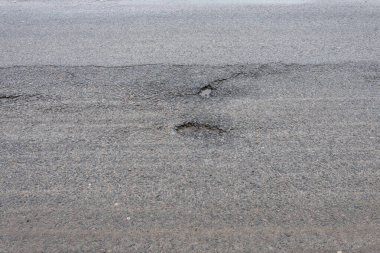 Yağmurdan sonra asfaltta bir delik, ilkbahardan sonra yolda bir çukur..