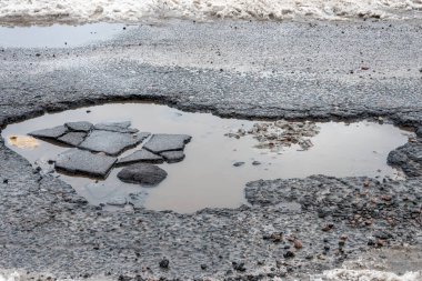 Yağmurdan sonra asfaltta bir delik, ilkbahardan sonra yolda bir çukur..
