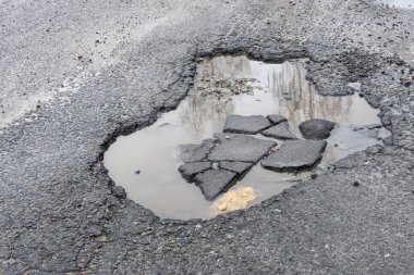 Yağmurdan sonra asfaltta bir delik, ilkbahardan sonra yolda bir çukur..