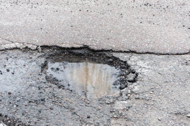 Yağmurdan sonra asfaltta bir delik, ilkbahardan sonra yolda bir çukur..