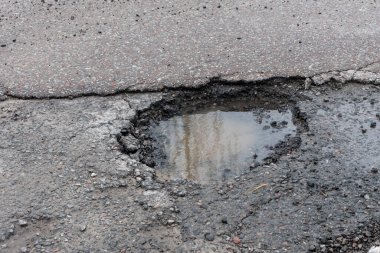 Yağmurdan sonra asfaltta bir delik, ilkbahardan sonra yolda bir çukur..