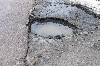 Yağmurdan sonra asfaltta bir delik, ilkbahardan sonra yolda bir çukur..