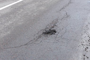 Yağmurdan sonra asfaltta bir delik, ilkbahardan sonra yolda bir çukur..