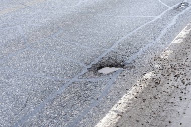Yağmurdan sonra asfaltta bir delik, ilkbahardan sonra yolda bir çukur..