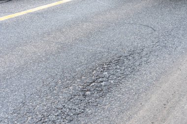 Yağmurdan sonra asfaltta bir delik, ilkbahardan sonra yolda bir çukur..