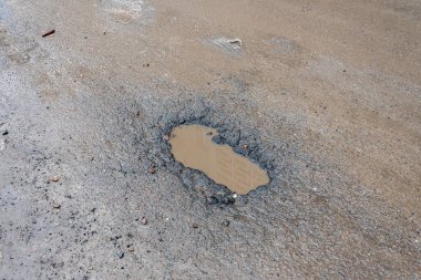Yağmurdan sonra asfaltta bir delik, ilkbahardan sonra yolda bir çukur..
