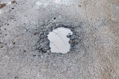 Yağmurdan sonra asfaltta bir delik, ilkbahardan sonra yolda bir çukur..