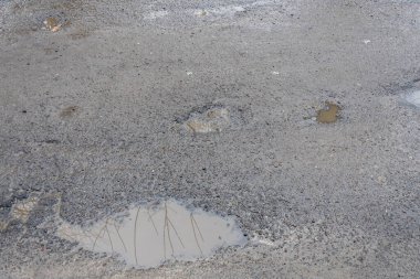 Yağmurdan sonra asfaltta bir delik, ilkbahardan sonra yolda bir çukur..