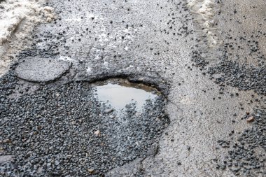 Yağmurdan sonra asfaltta bir delik, ilkbahardan sonra yolda bir çukur..
