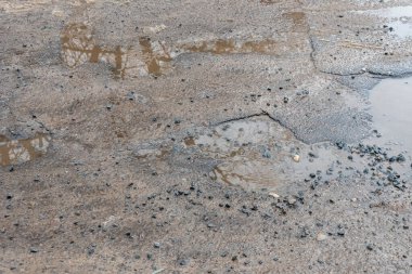 Yağmurdan sonra asfaltta bir delik, ilkbahardan sonra yolda bir çukur..