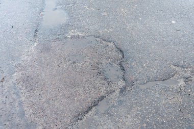 Yağmurdan sonra asfaltta bir delik, ilkbahardan sonra yolda bir çukur..