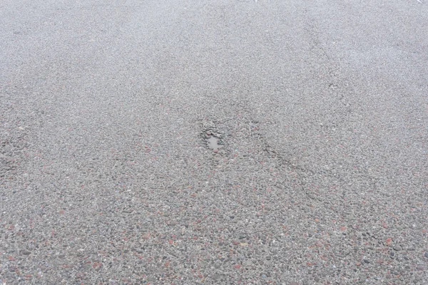 아스팔트에 봄철녹은 길가에 웅덩이 — 스톡 사진