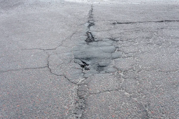 Yağmurdan sonra asfaltta bir delik, ilkbahardan sonra yolda bir çukur..