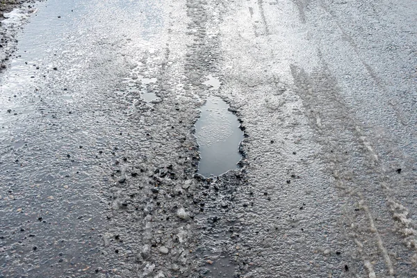 Yağmurdan sonra asfaltta bir delik, ilkbahardan sonra yolda bir çukur..