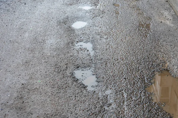 Een Gat Het Asfalt Een Regenbui Een Kuil Weg Een — Stockfoto