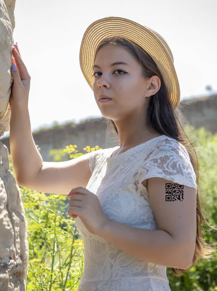 어깨에 코드를 자연의 배경에 반하는 소녀의 청소년들의 코드의 바이러스에 항체가 — 스톡 사진