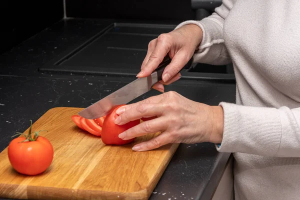 Žena Hospodyňky Krájí Červená Rajčata Nožem Řezání Dřevěné Desky Zblízka — Stock fotografie