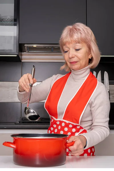 Kvinnlig Kock Blandar Mat Kastrull Med Slitssked Grytan Ligger Köksbordet — Stockfoto