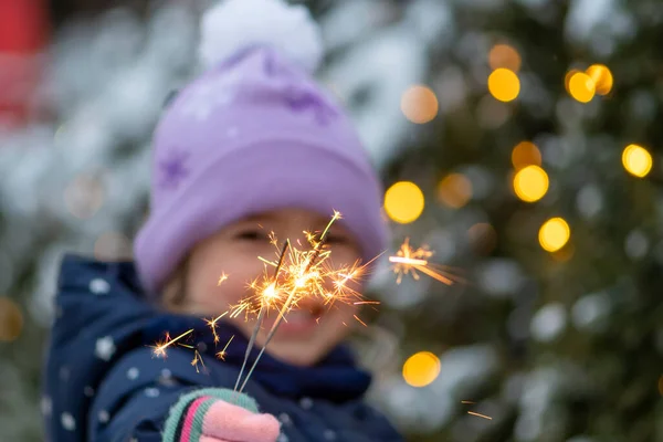 Sparkler Burns Sparks Hand Little Girl Background Christmas Tree Close — Stock Photo, Image