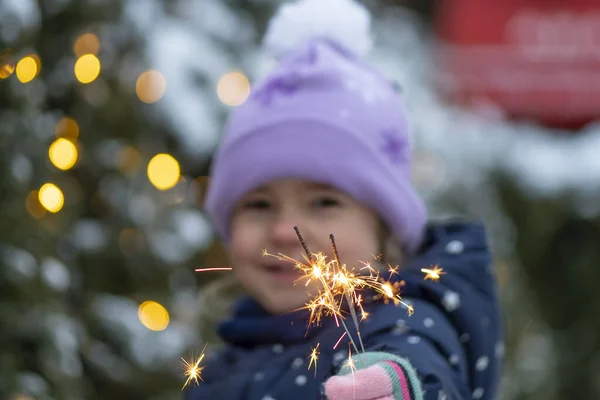 Sparkler Burns Sparks Hand Little Girl Background Christmas Tree Close — Stock Photo, Image