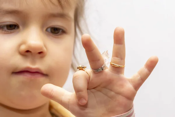 孩子的戒指和珠宝在一个小女孩的手指上 有选择的焦点 一位年轻的时装设计师展示了她的珠宝 — 图库照片