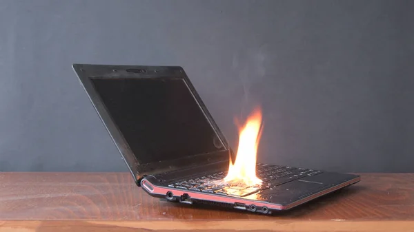 Raum Auf Dem Tisch Fing Ein Laptop Feuer Flammen Und — Stockfoto