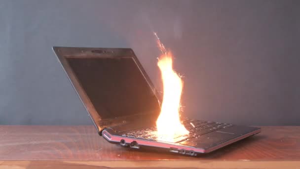 Raum Auf Dem Tisch Fing Ein Laptop Feuer Flammen Und — Stockvideo