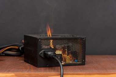 Bilgisayardan gelen güç kaynağı yangını, kısa devre. Ev aletleri yüzünden evde yangın çıkmış..