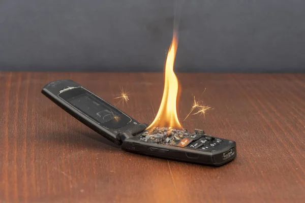 Brand Eines Alten Handys Oxidation Des Akkus Brandursache Der Wohnung — Stockfoto