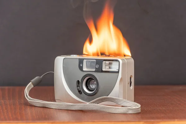 Die Kamera Brennt Auf Dem Tisch Der Akku Entzündet Sich — Stockfoto