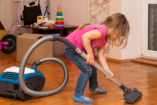 Ein Kleines Mädchen Staubsaugt Den Raum Ordnet Die Dinge Reinigung — Stockfoto