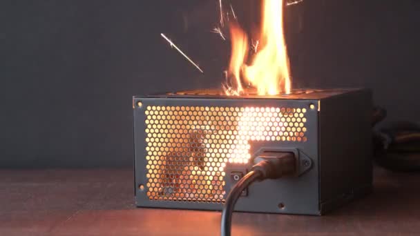 コンピュータ電源の点火 クローズアップ 選択的フォーカス 家電製品からのアパートの火災 — ストック動画
