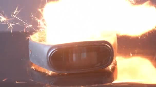 Träningsarmbandet Bordet Brinner Med Eld Och Gnistrar Batteriet Kortsluts Orsaken — Stockvideo