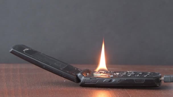 Fuego Del Teléfono Móvil Viejo Chispas Llamas Oxidación Batería Causa — Vídeos de Stock