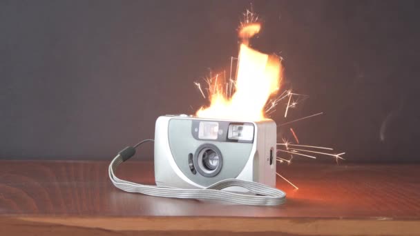Kameran Brinner Med Eld Bordet Batteriet Antänds Orsaken Till Branden — Stockvideo