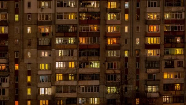 经过这座房子的城市窗户 一座多层楼房窗户上的夜光间隔 大城市的生活 — 图库视频影像