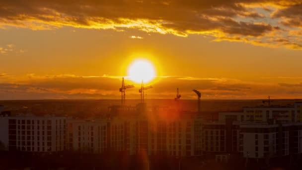 Die Zeitraffer Des Abendlichen Sonnenuntergangs Über Baukränen Und Häusern Vor — Stockvideo