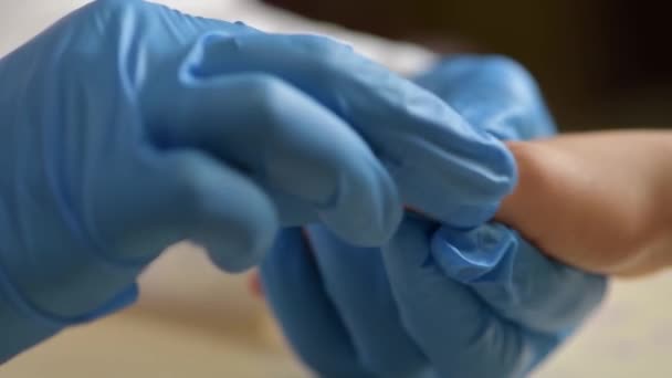Uma Menina Massageada Com Dedos Unhas Mão Salão Beleza Mestre — Vídeo de Stock